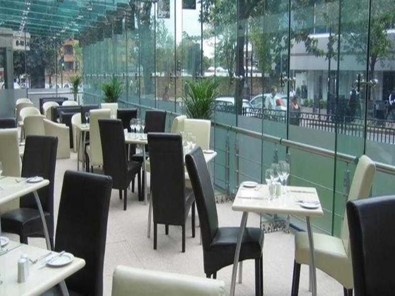 Ramada Hounslow - Heathrow East Eksteriør billede