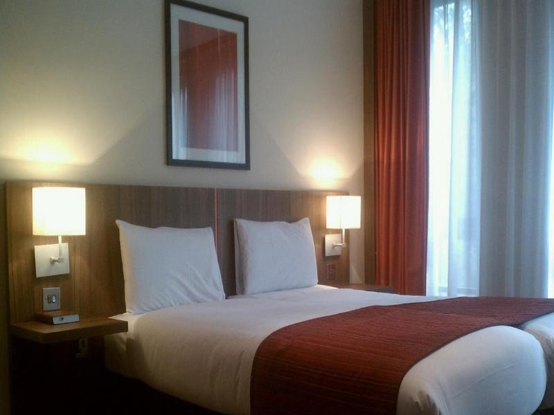 Ramada Hounslow - Heathrow East Eksteriør billede
