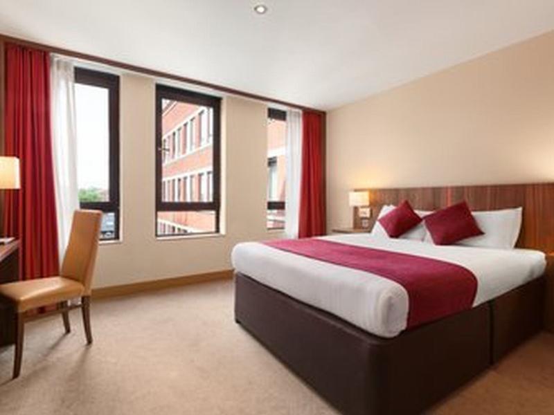 Ramada Hounslow - Heathrow East Eksteriør billede