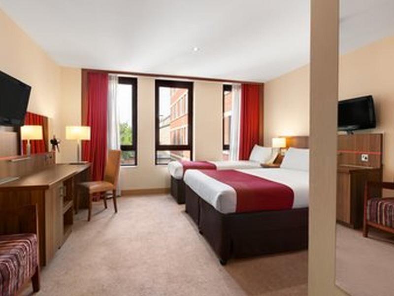 Ramada Hounslow - Heathrow East Eksteriør billede