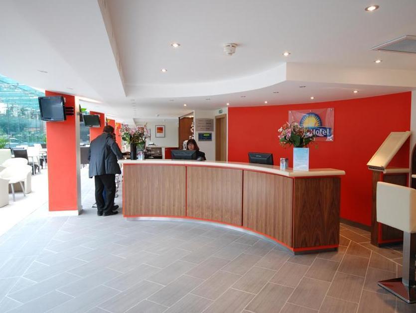 Ramada Hounslow - Heathrow East Eksteriør billede