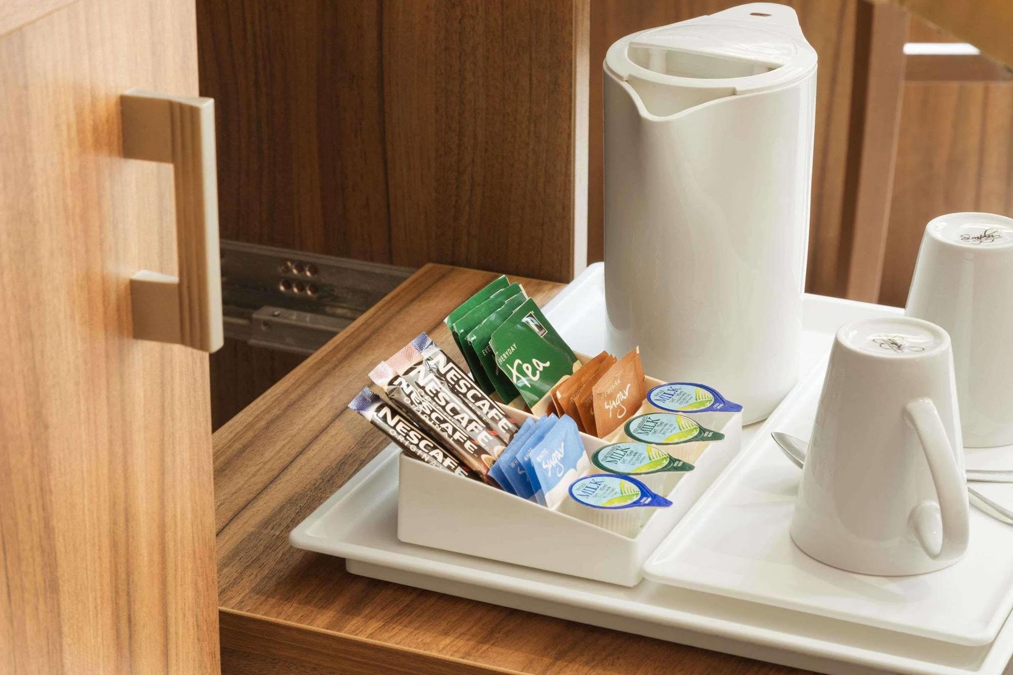 Ramada Hounslow - Heathrow East Eksteriør billede