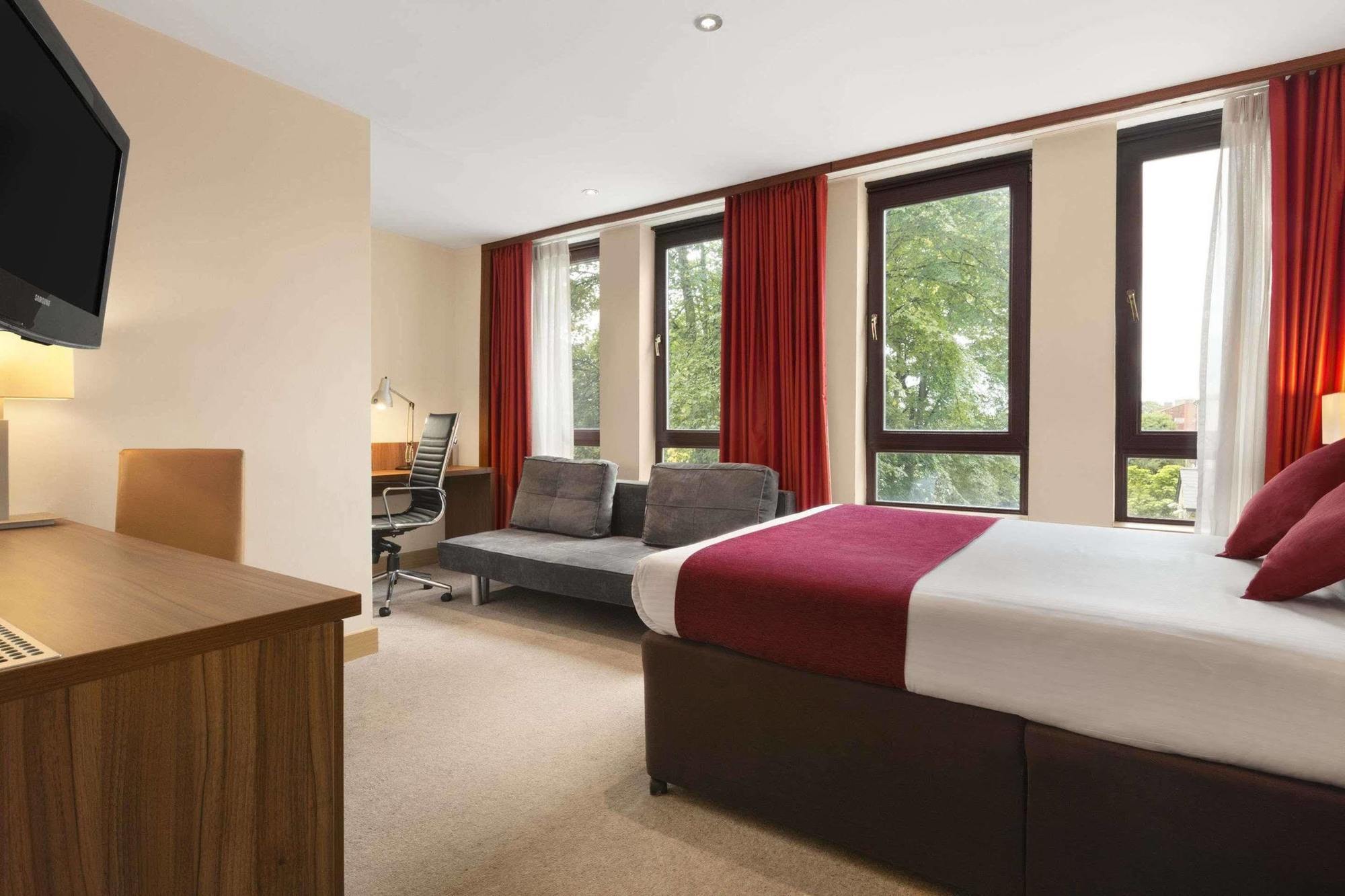Ramada Hounslow - Heathrow East Eksteriør billede