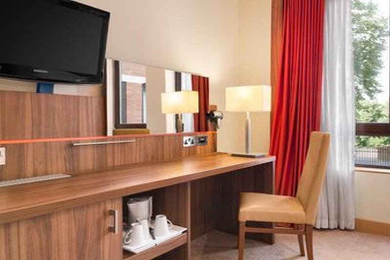 Ramada Hounslow - Heathrow East Eksteriør billede