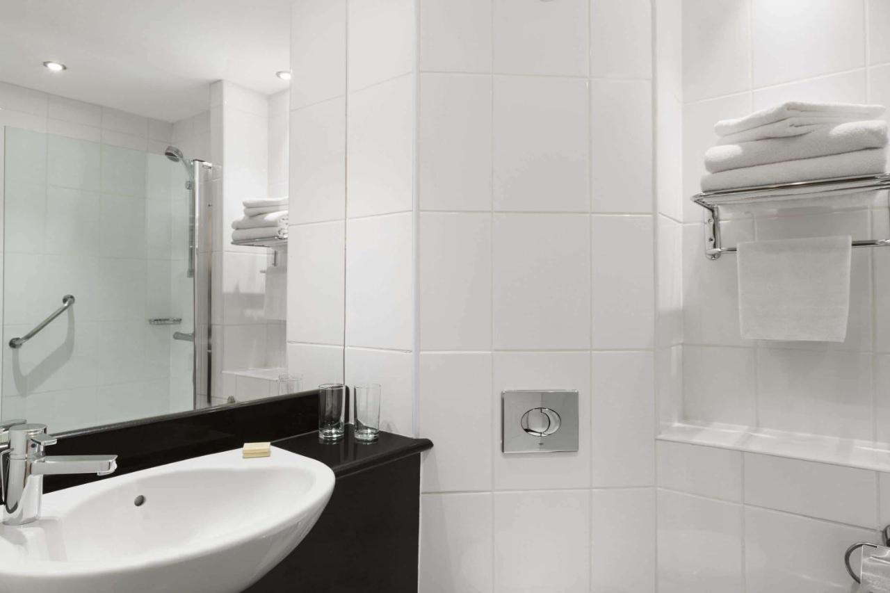 Ramada Hounslow - Heathrow East Eksteriør billede