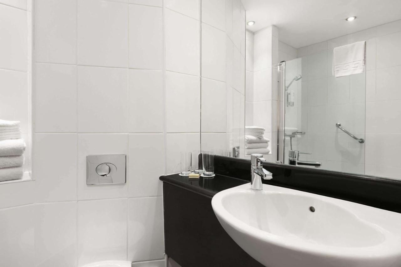 Ramada Hounslow - Heathrow East Eksteriør billede