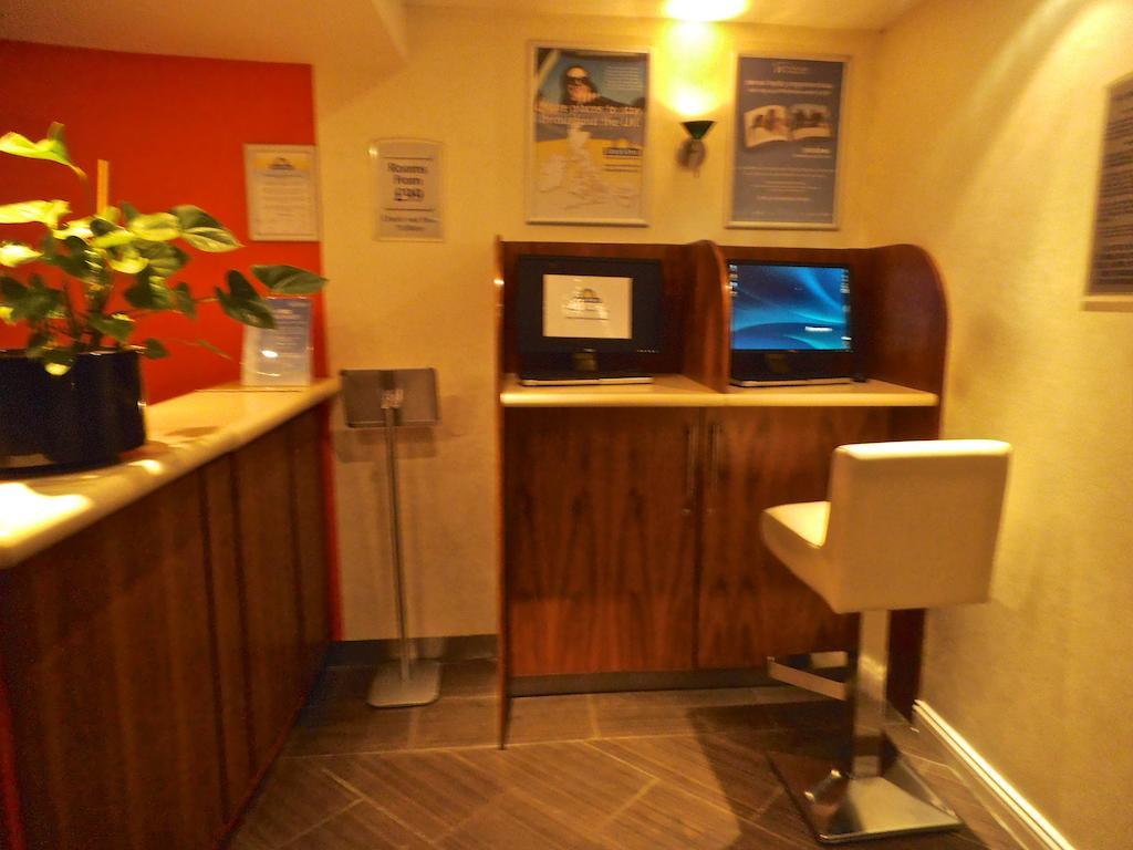 Ramada Hounslow - Heathrow East Eksteriør billede