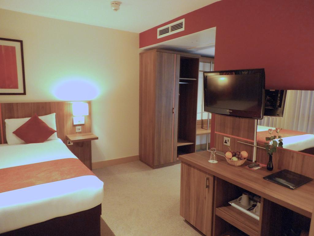 Ramada Hounslow - Heathrow East Eksteriør billede