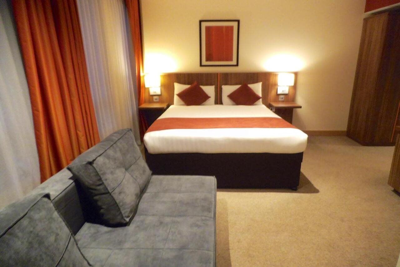 Ramada Hounslow - Heathrow East Eksteriør billede