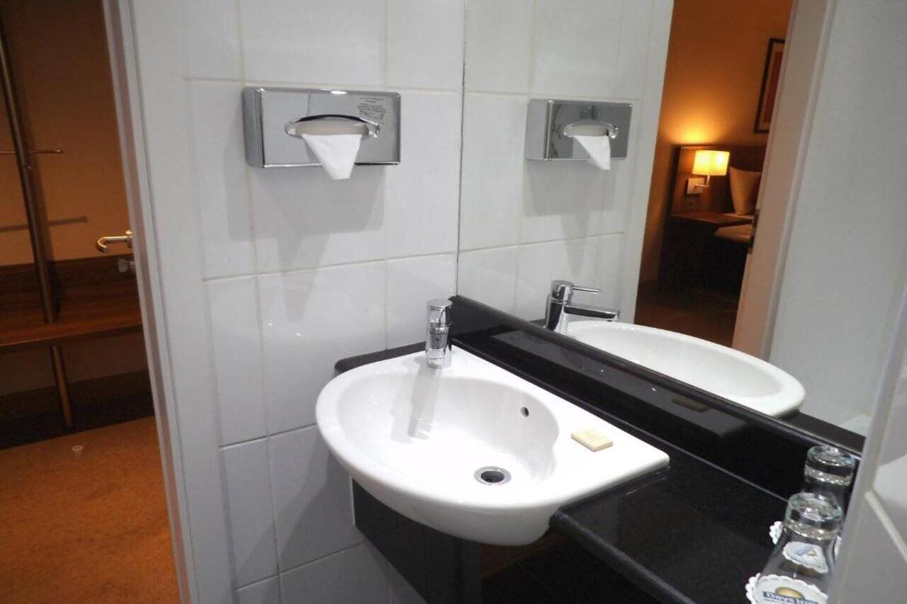 Ramada Hounslow - Heathrow East Eksteriør billede